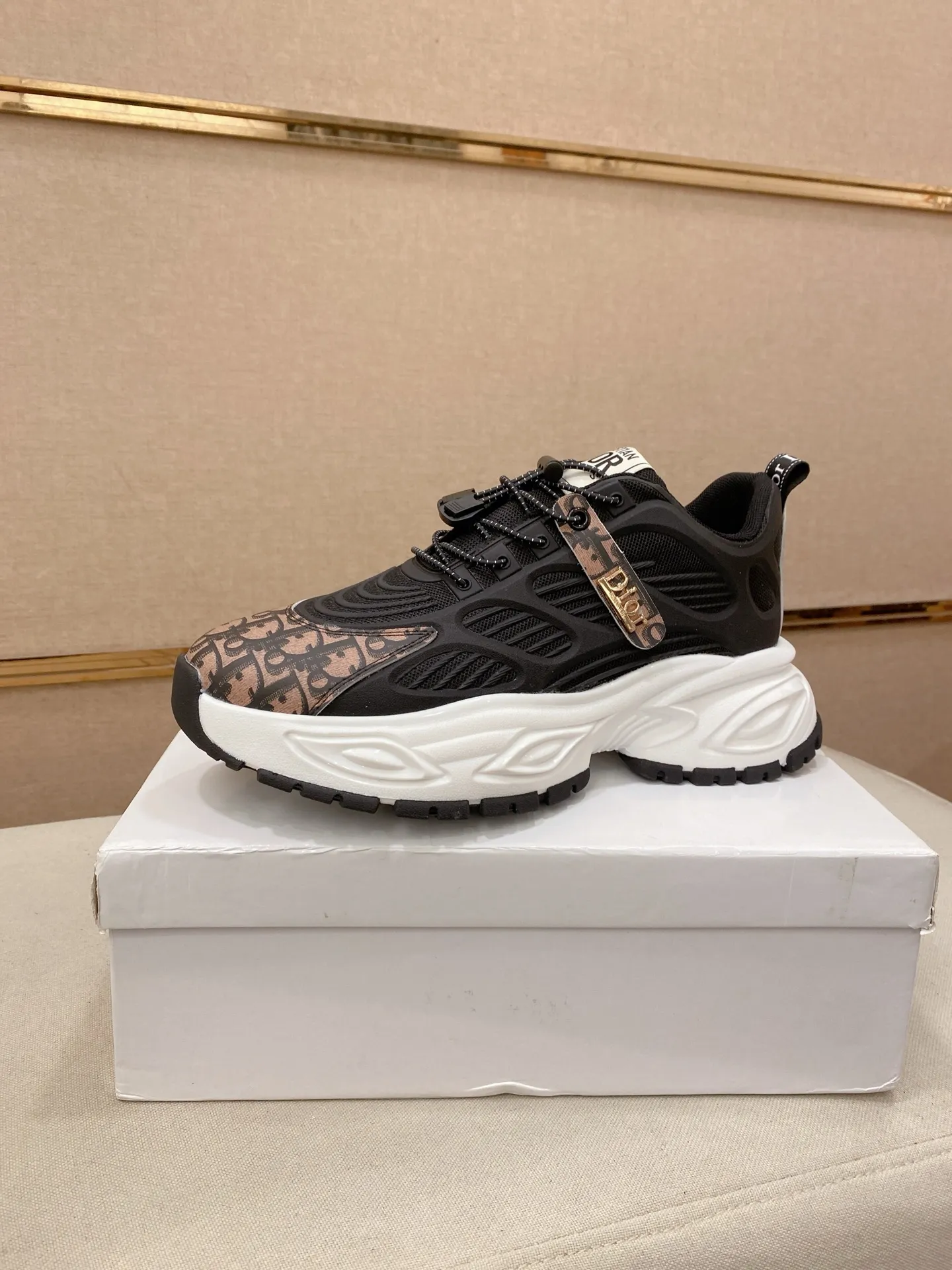 Men's shoes💰 462💰🇮🇹🇮🇹Dior d The new model is on sale at the same time at the counter. The upper 🇮🇹 is imported Italian first-layer cowhide, and the lining is fully imported sheepskin 💪💪. It is a complete 1⃣️ to 1⃣️ replica 🇮🇹💪💪, ⚠ Sole: The original sole is specially provided by the original factory. The exclusive movable molded sole is super comfortable. ⚠Original factory single goods, 🔍🔍high quality, you can enter and leave the counter at will, welcome to compare⚠. Code number:38-44